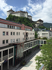 Blick aus einem der Zimmer über die Fußgängerzone auf die Festung Kufstein (©Foto. Martin Schmitz)